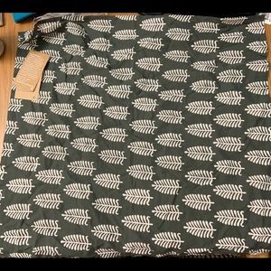 NWT 21” square Matr Boomie print block